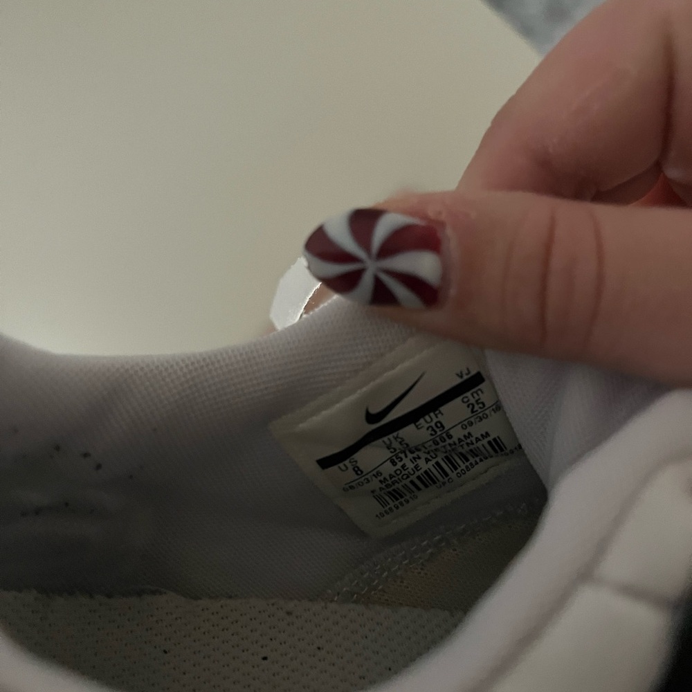 Nike Monochrome Athletic Shoes - Picture 4 of 4